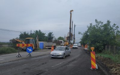 Cozi de mașini pe mai mulți kilometri de o parte și de alta a podului de peste Siret (VIDEO – FOTO)