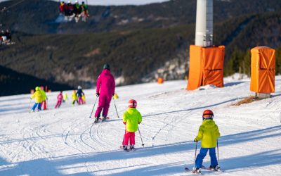 Vacanța de schi 2026: Când se bucură elevii din Bacău de săptămâna liberă