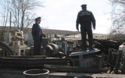 Patru bărbați reținuți la Onești după ce au fost prinși în flagrant în timp ce încercau să fure fier vechi