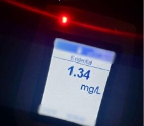 Accident în Onești provocat de un șofer băut. Bărbatul avea permisul suspendat și a fost arestat preventiv