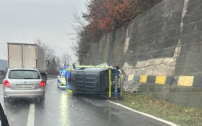 Ploaia măruntă de pe DN11 nu iartă nici polițiștii: mașină de poliție răsturnată la Brătila