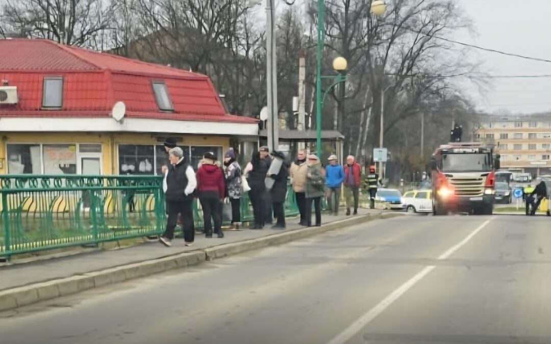 Bărbat găsit mort în albia râului Cașin din Onești, lângă Școala Gimnazială nr. 1. Pompierii și polițiștii fac cercetări