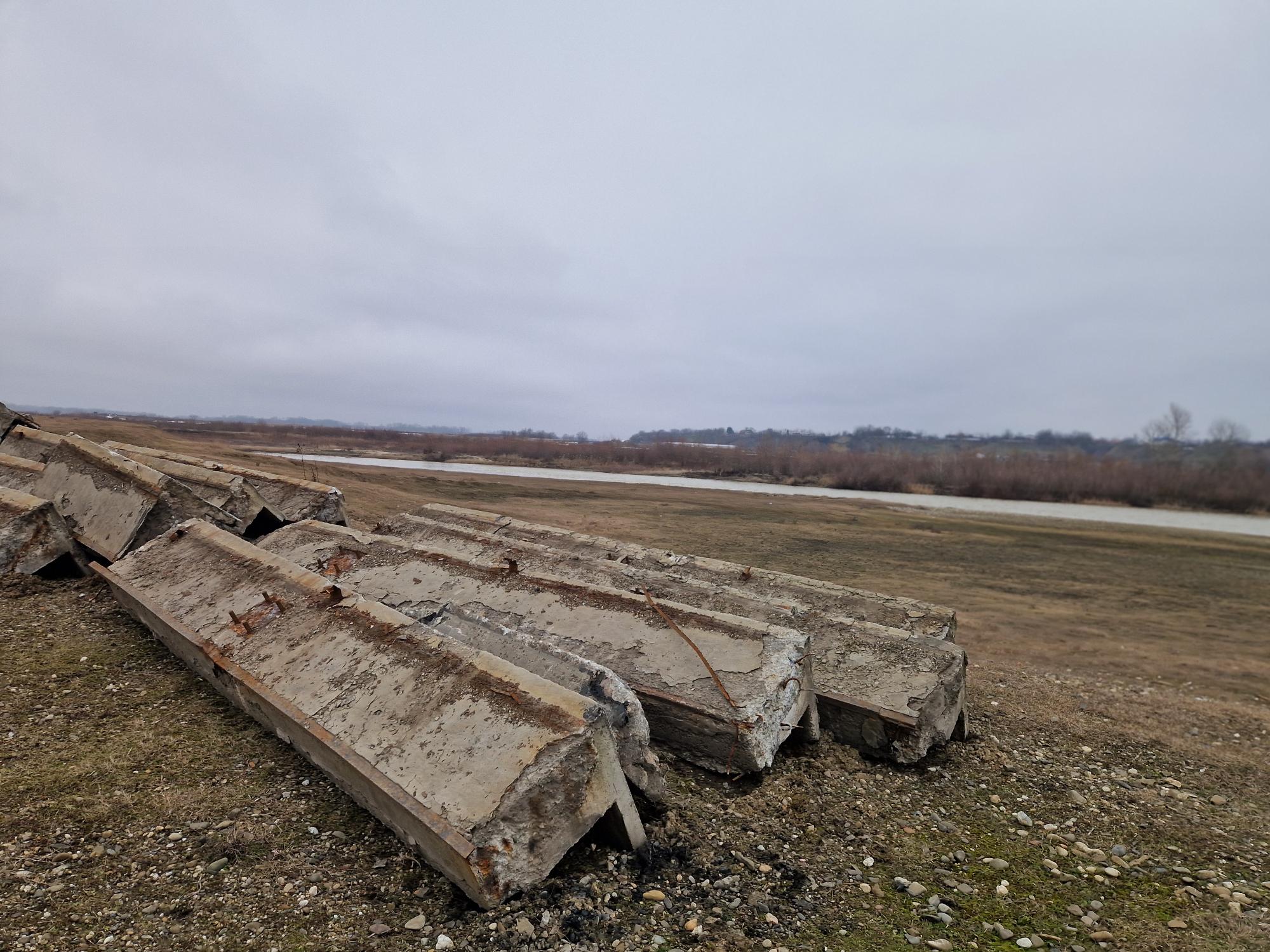 Grinzile podului de la Narcisa au ajuns în albia Siretului. Reacție dură a Gărzii de Mediu