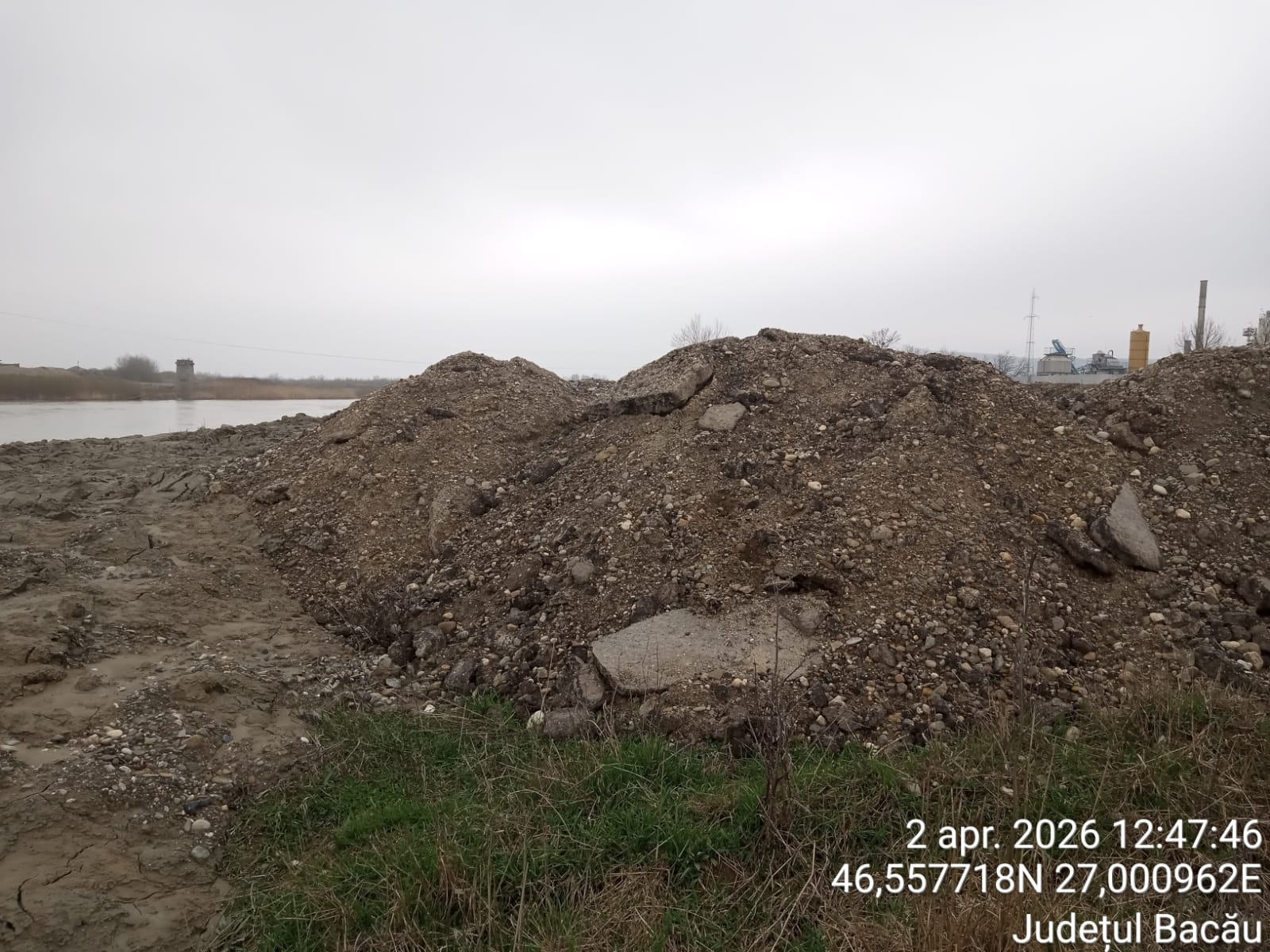 Depozit ilegal de deșeuri pe malul Siretului, într-o arie protejată, cu binecuvântarea primarului PSD Adrian Nistor