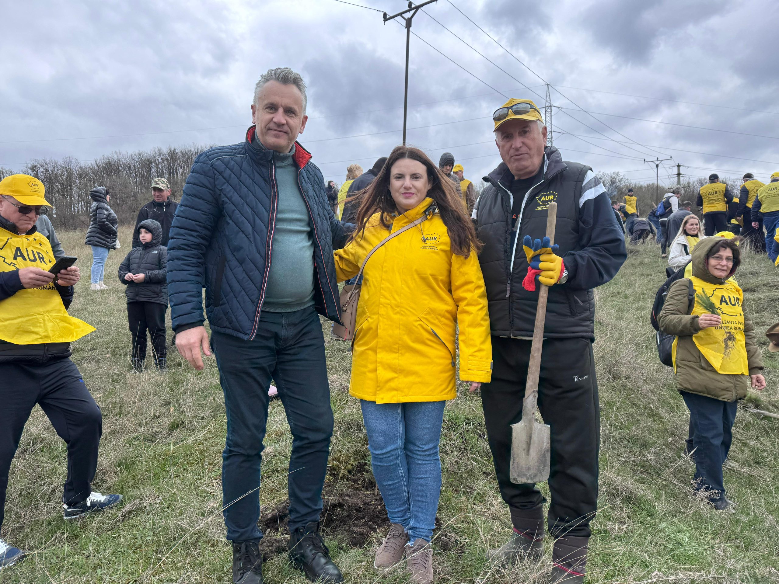 Acțiune de reîmpădurire, organizată de AUR, în zona Comănești (VIDEO)