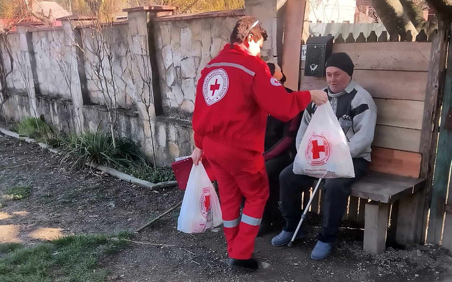 Caravana de Paște a Crucii Roșii ajunge la persoane vulnerabile din Bacău. Sprijin concret pentru vârstnici și familii în nevoie